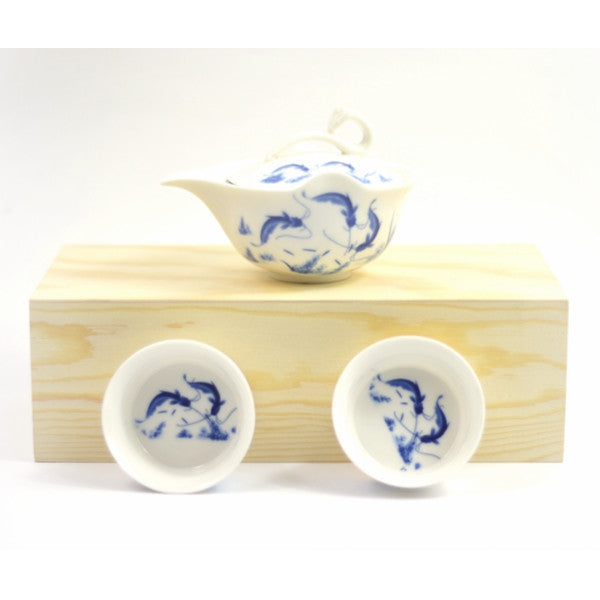 BLUE AND WHITE CHINA GAIWAN - CHINESE CALLIGRAPHY AND JOYFUL FISH