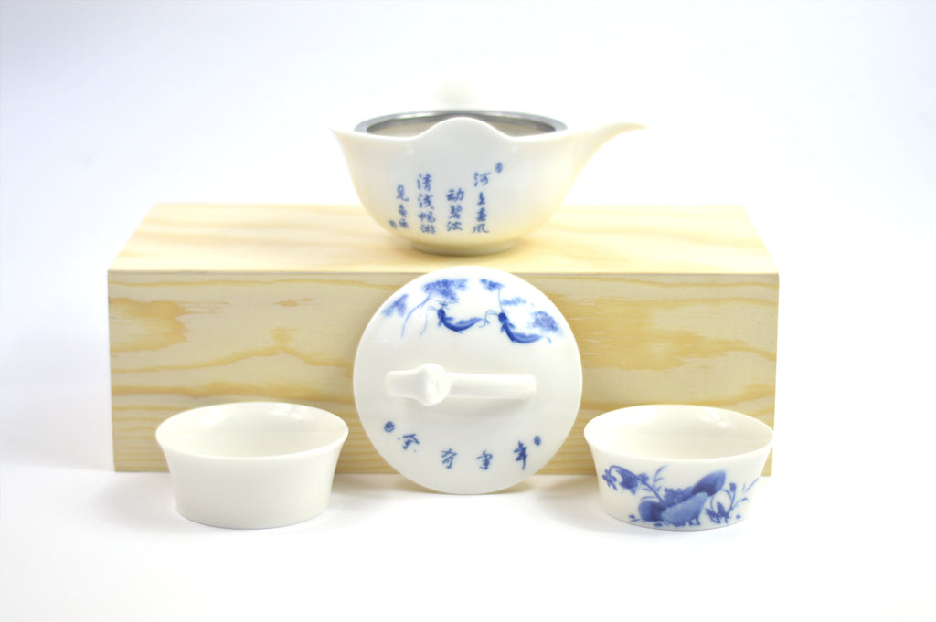 BLUE AND WHITE CHINA GAIWAN - CHINESE CALLIGRAPHY AND JOYFUL FISH
